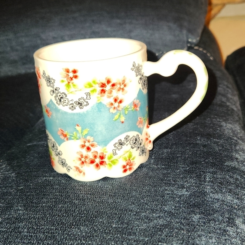 Anthropologie Floral Scalloped Mug with green splashes inside 3-1/2 " tall
